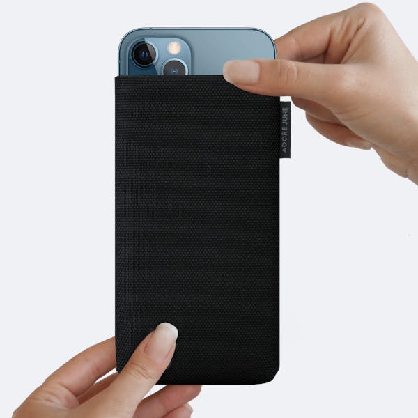 Bild 4 von Adore June Classic Recycled Handytasche für iPhone 12 Pro und iPhone 12 in Farbe Schwarz