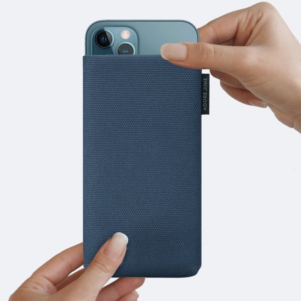 Bild 4 von Adore June Classic Recycled 6,7 Zoll Premium Handytasche für Apple iPhone 12 Pro Max in Farbe Blau