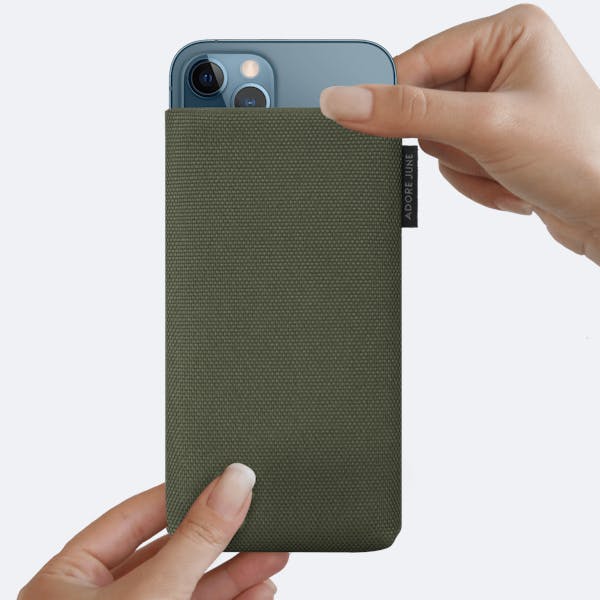 Bild 4 von Adore June Classic Recycled 5,4 Zoll Premium Handytasche für Apple iPhone 12 mini in Farbe Oliv-Grün